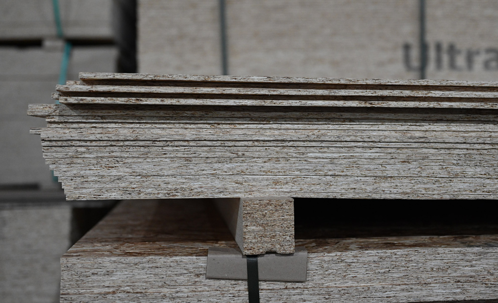 Почему стоит лакировать ОСБ плиты?